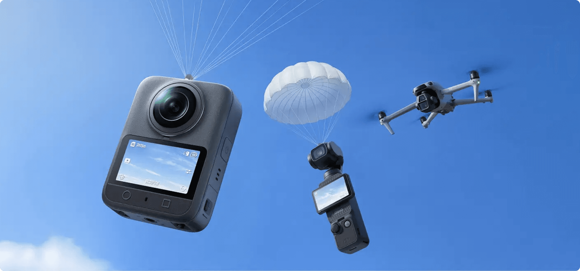 En actionkamera och en handhållen kamera svävar med fallskärmar bredvid en drönare mot en klarblå himmel.