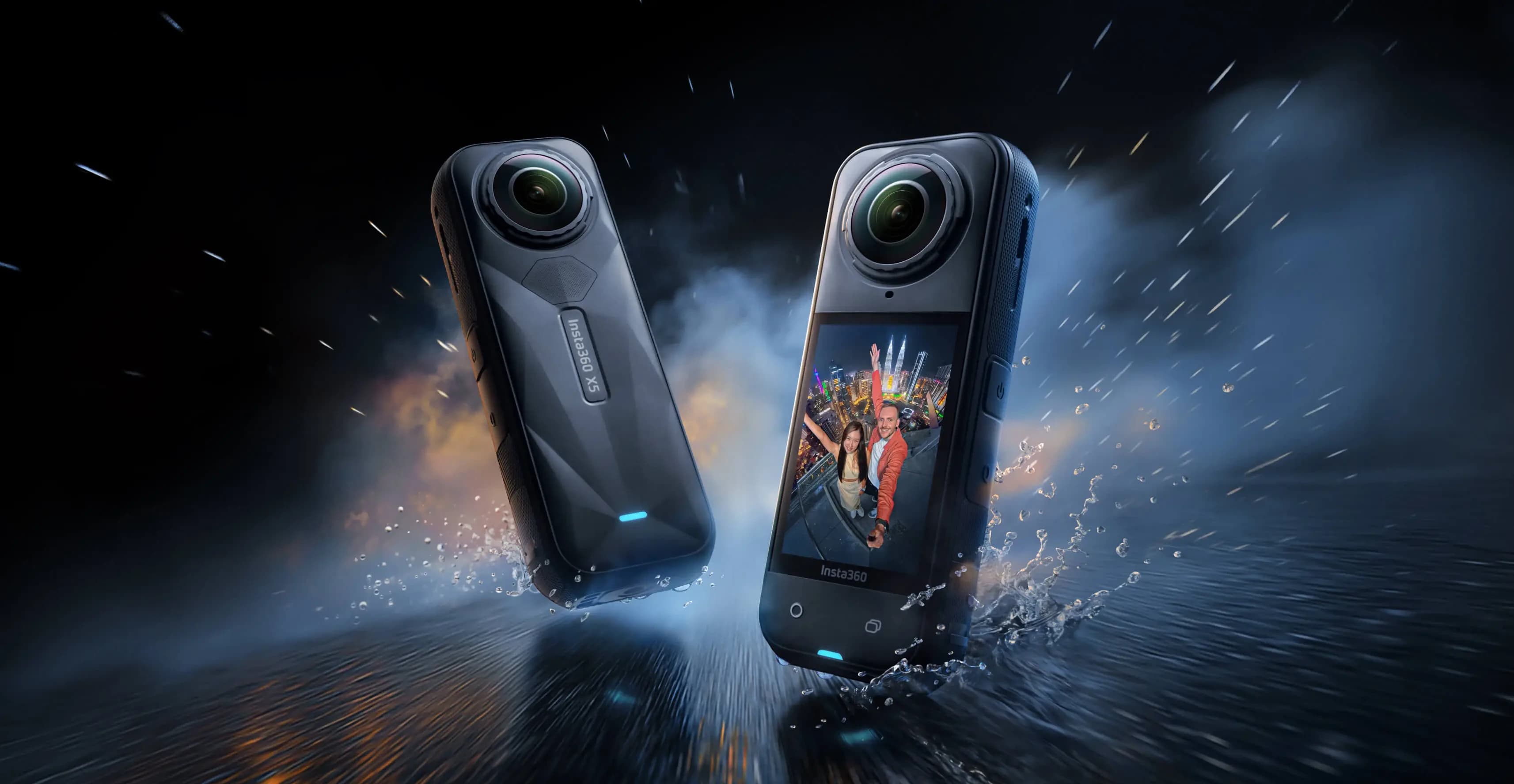 Två avancerade actionkameror svävar dramatiskt över en blöt yta, omgivna av stänk och ljuseffekter.