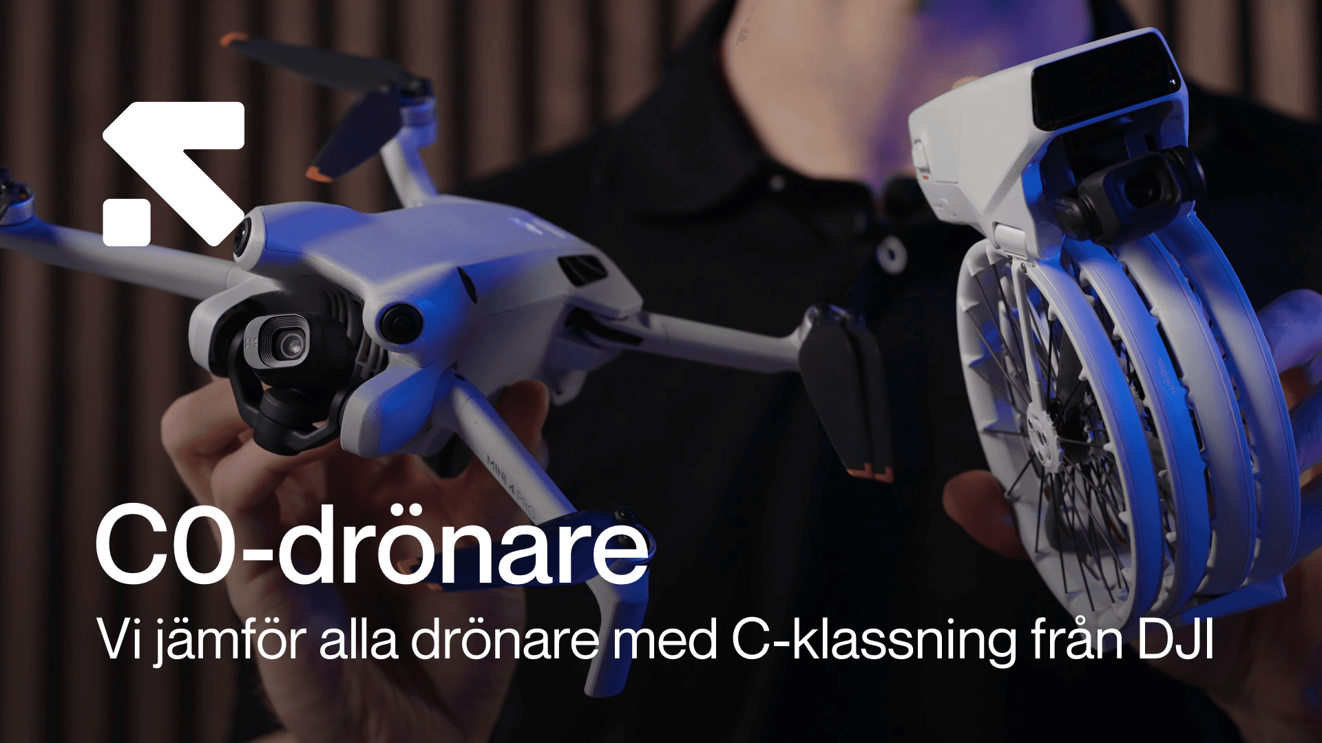 En person håller upp två C0-klassade drönare från DJI – Mini 4 Pro och DJI Flip