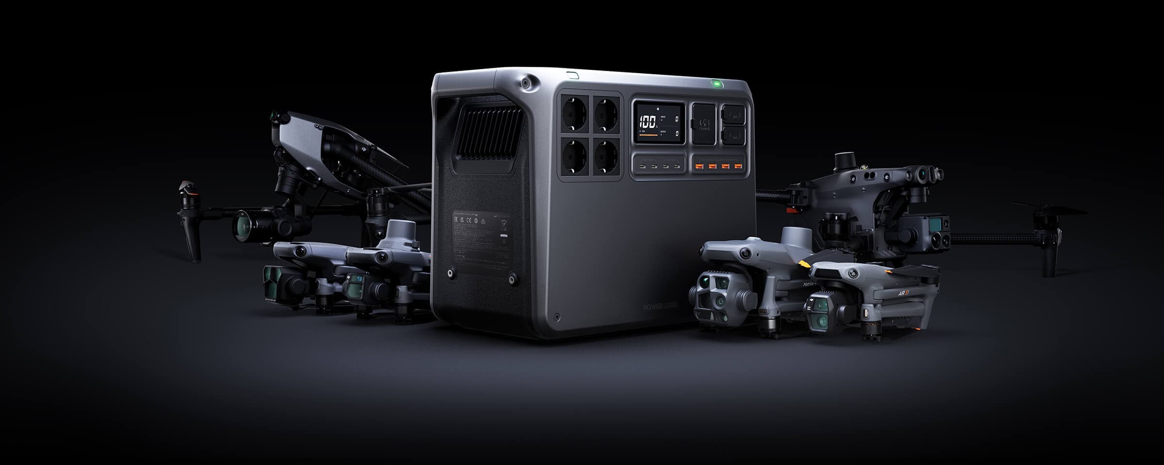 En samling avancerade drönare omger en kraftfull DJI Power 2000 i en futuristisk miljö.