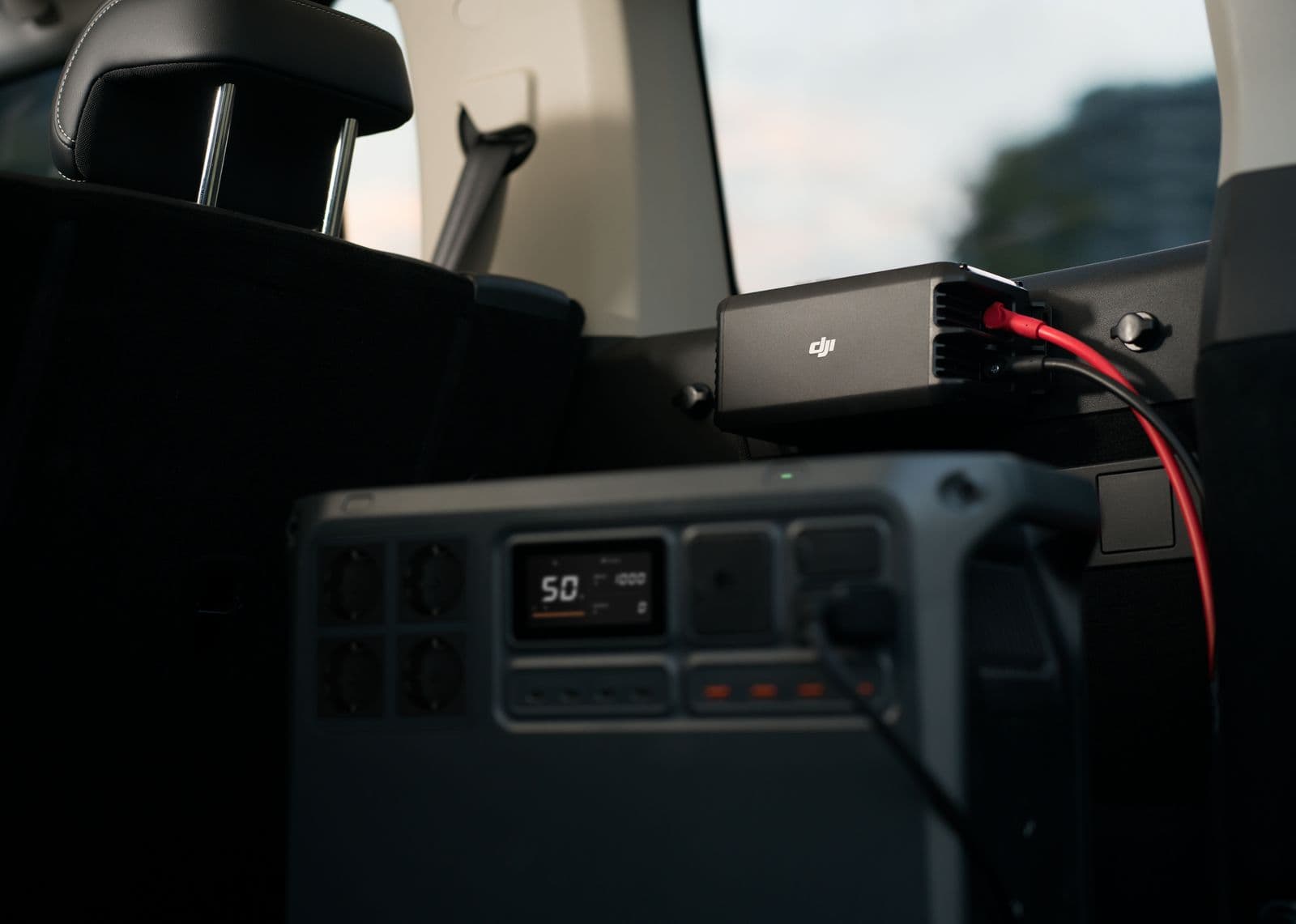 DJI Power 2000 används i en bil.