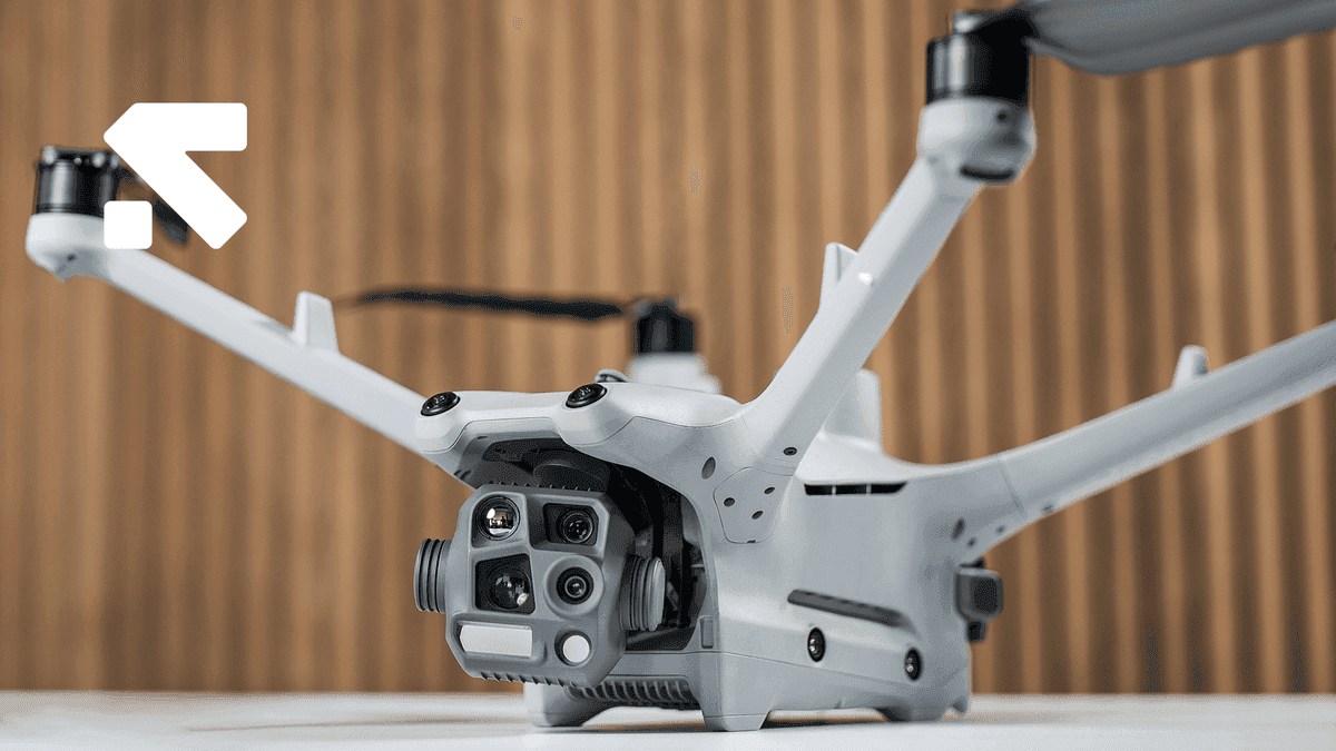 En avancerad Matrice 4TD drönare med flera kameror och värmekamera visas på nära håll mot en träpanelbakgrund.