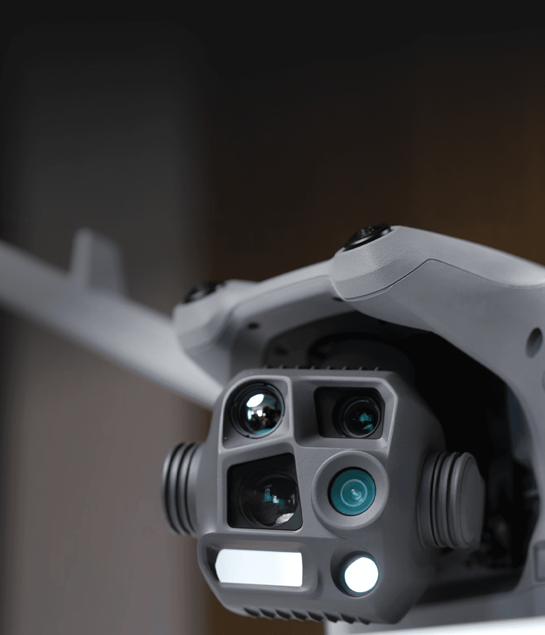 En närbild av en avancerad drönare med flera kameror och sensorer, redo för precisionsflygning.