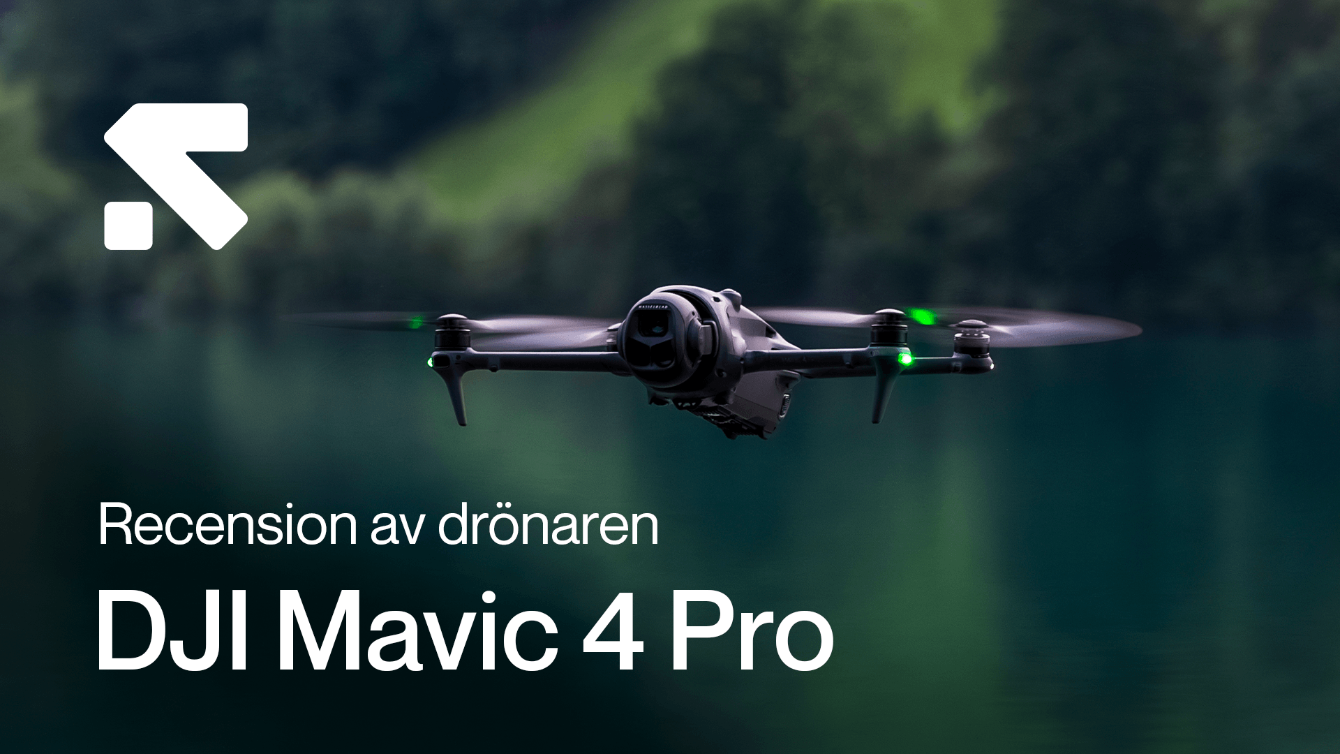 En DJI Mavic 4 Pro-drönare svävar över en lugn sjö med skog i bakgrunden, med texten 'Recension av drönaren DJI Mavic 4 Pro'. Blogginläggma4pro.png