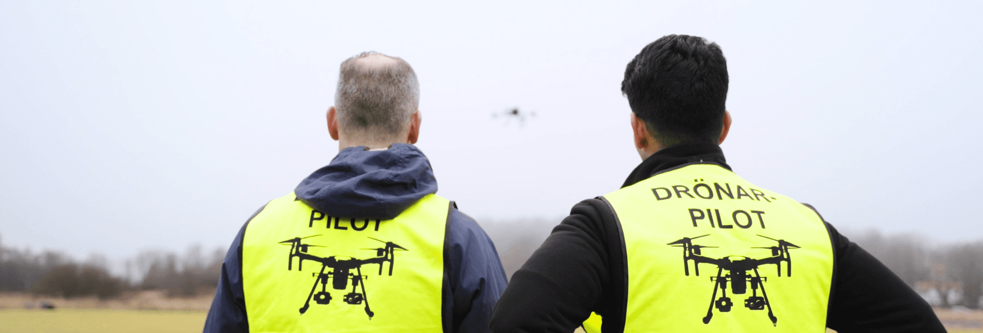 Drönarpiloter med väst