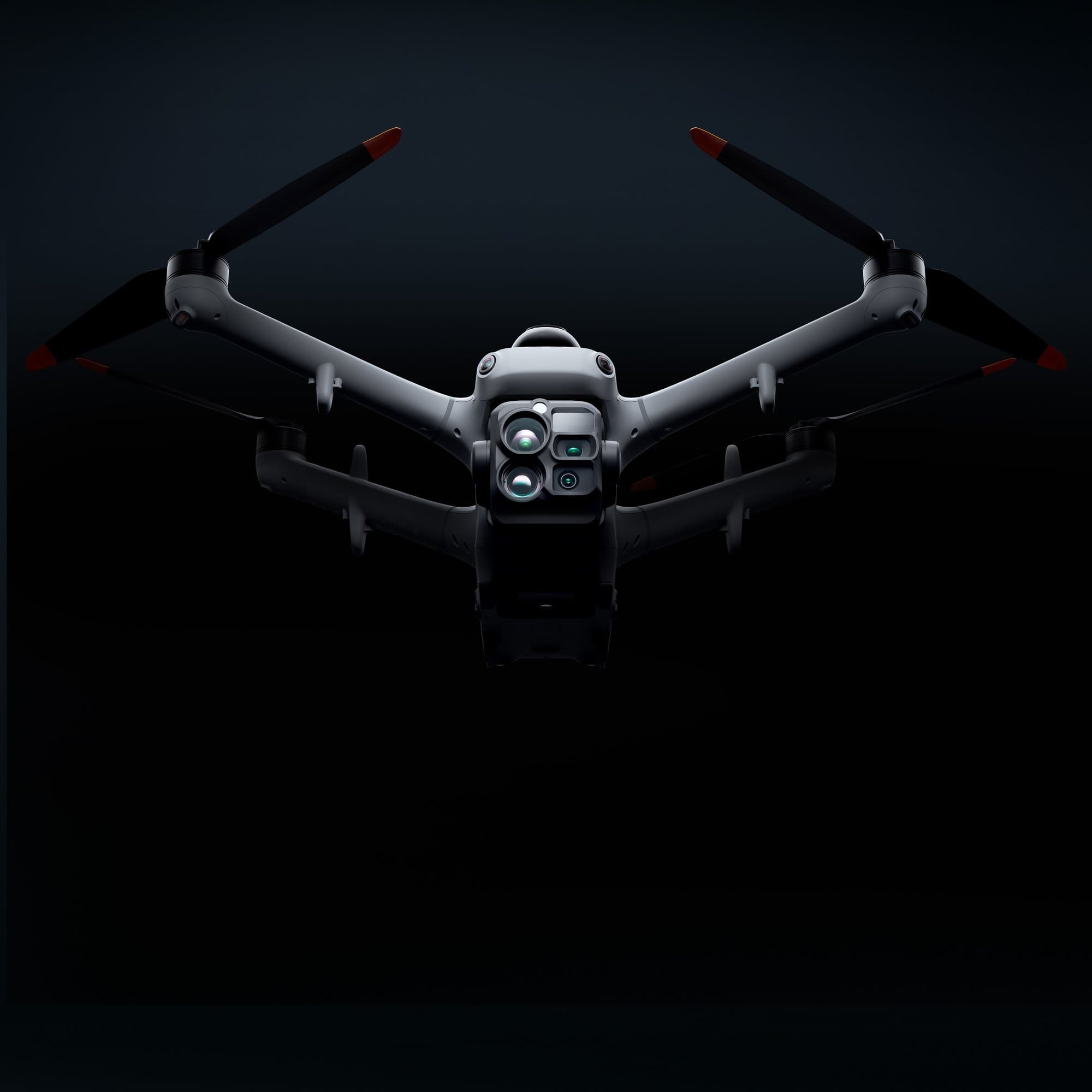 DJI Matrice 5TD framifrån med kameror och sensorer