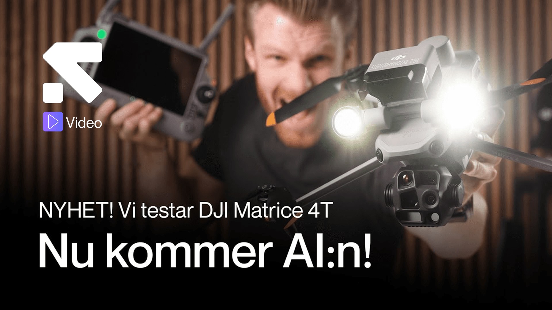 En person håller upp en DJI Matrice 4T-drönare med lysande lampor, redo för testning. Texten annonserar en nyhet om drönaren och dess AI-funktioner.