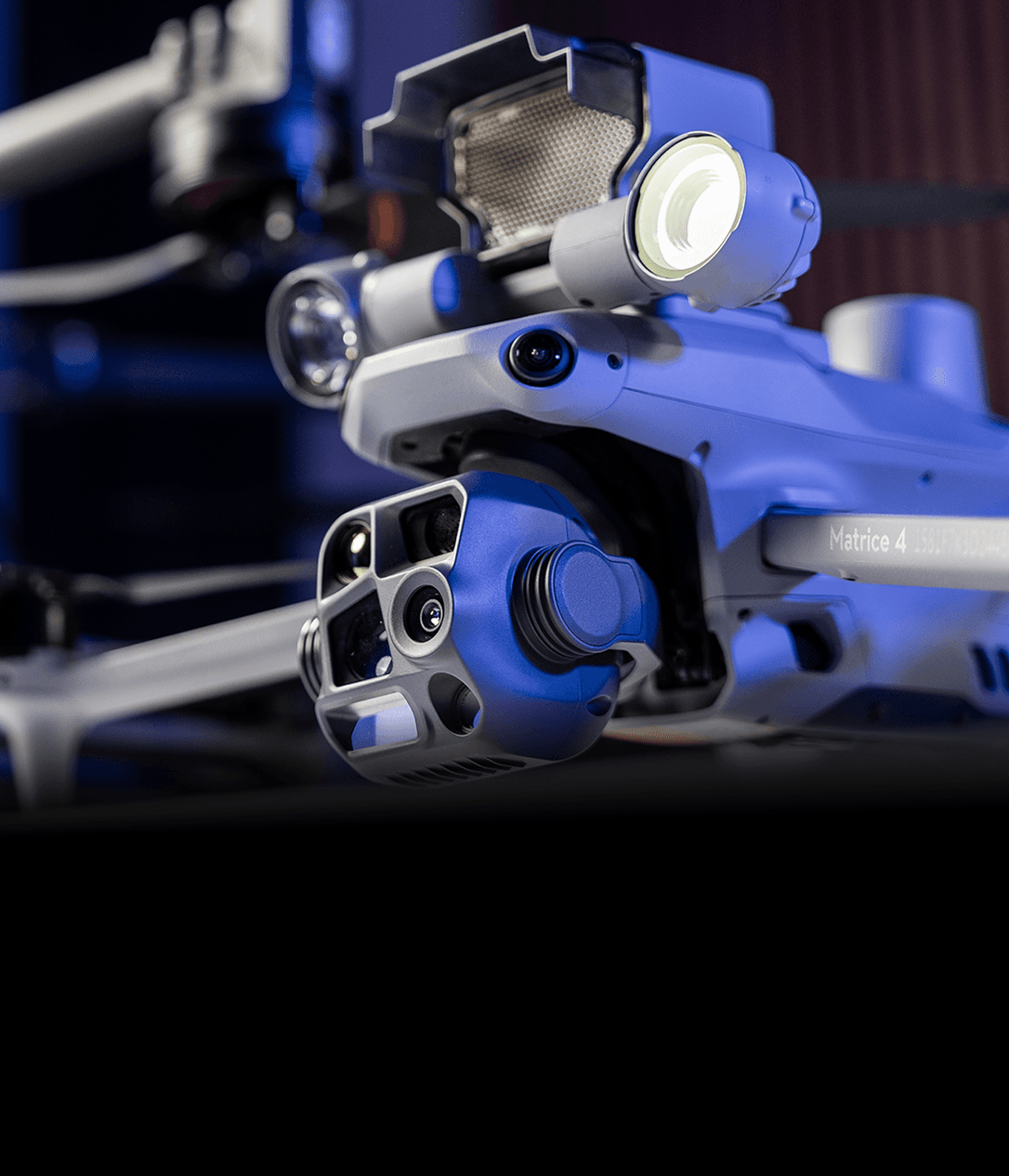 En närbild av en avancerad drönare med flera sensorer och en stark strålkastare, redo för tekniska uppdrag.