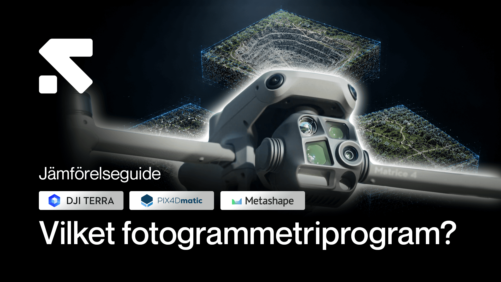 En drönare med avancerad kamera visas framför 3D-modeller av landskap, med logotyper för DJI TERRA, PIX4Dmatic och Metashape, samt texten 'Jämförelseguide: Vilket fotogrammetriprogam?'