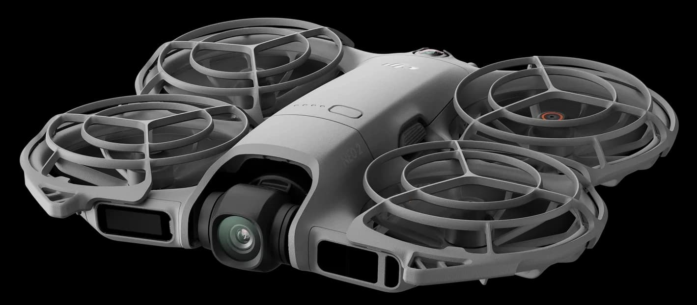 En kompakt drönare med skyddade propellrar och en inbyggd kamera, designad för smidig och säker flygning.