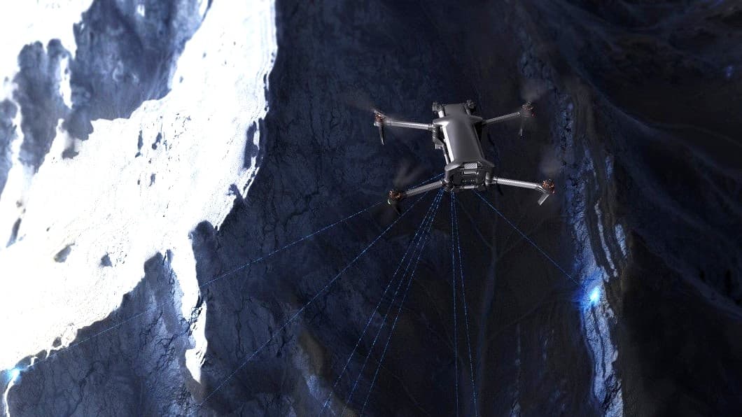 Parrot Anafi UKR navigerar optiskt över en bergssida