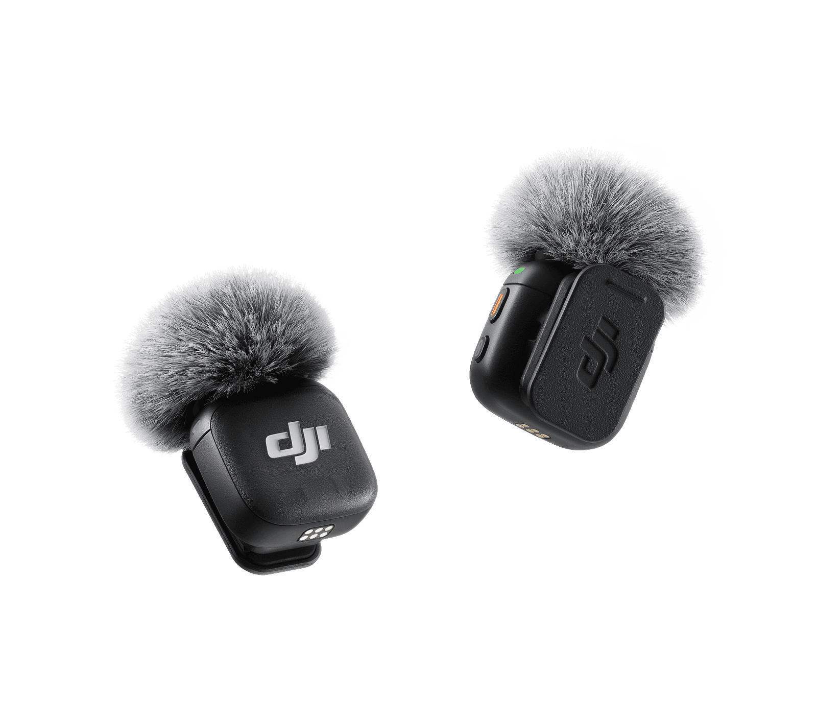 Två trådlösa DJI Mic 3-mikrofoner med pälsliknande vindskydd svävar mot en svart bakgrund.