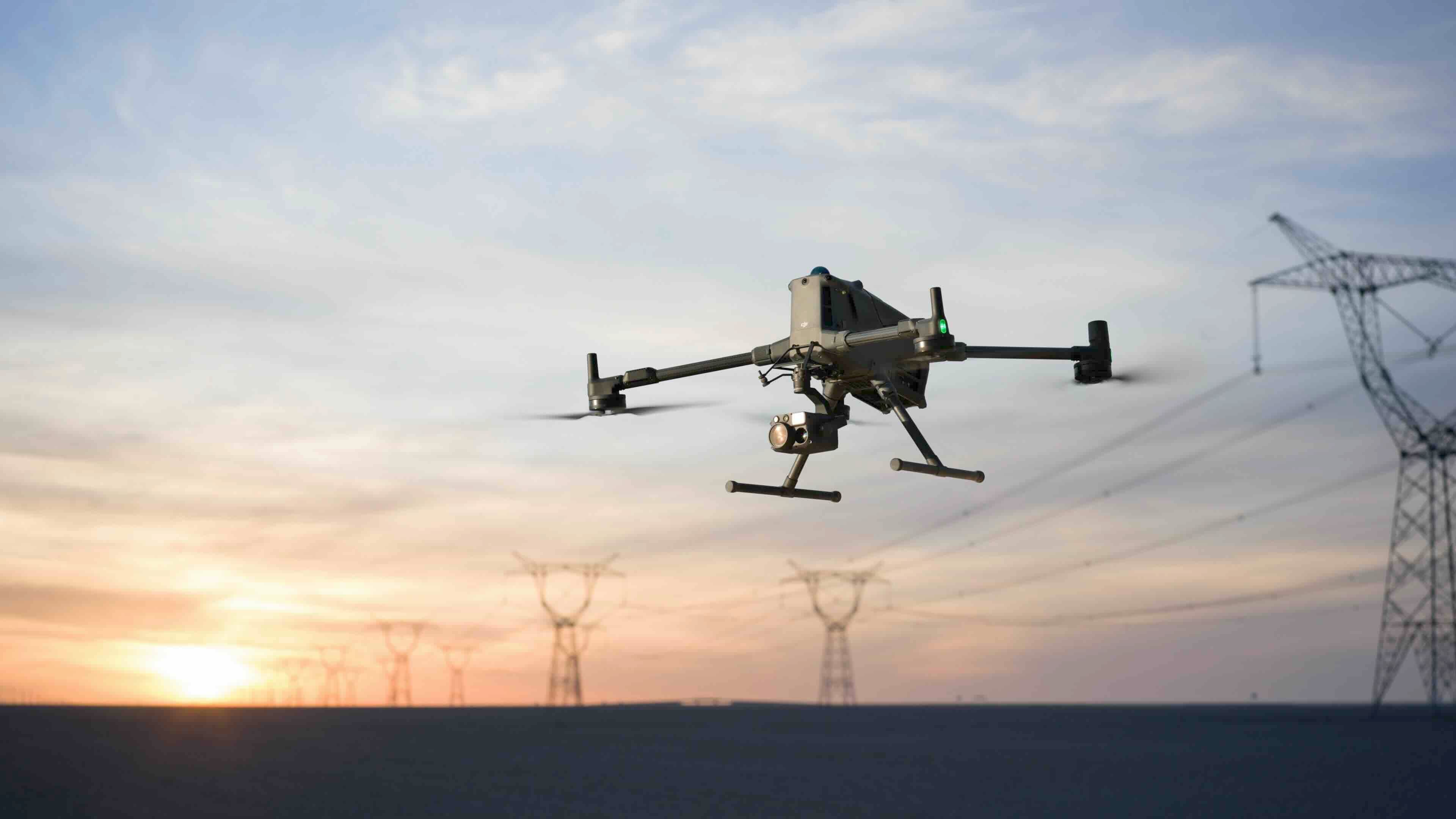 Källa: http://videocaption.djicdn.com/poster/20250701/6d788e004157637c27647c34340d16a7.jpg (DJI:s supportsida för M400, 3840x2160)