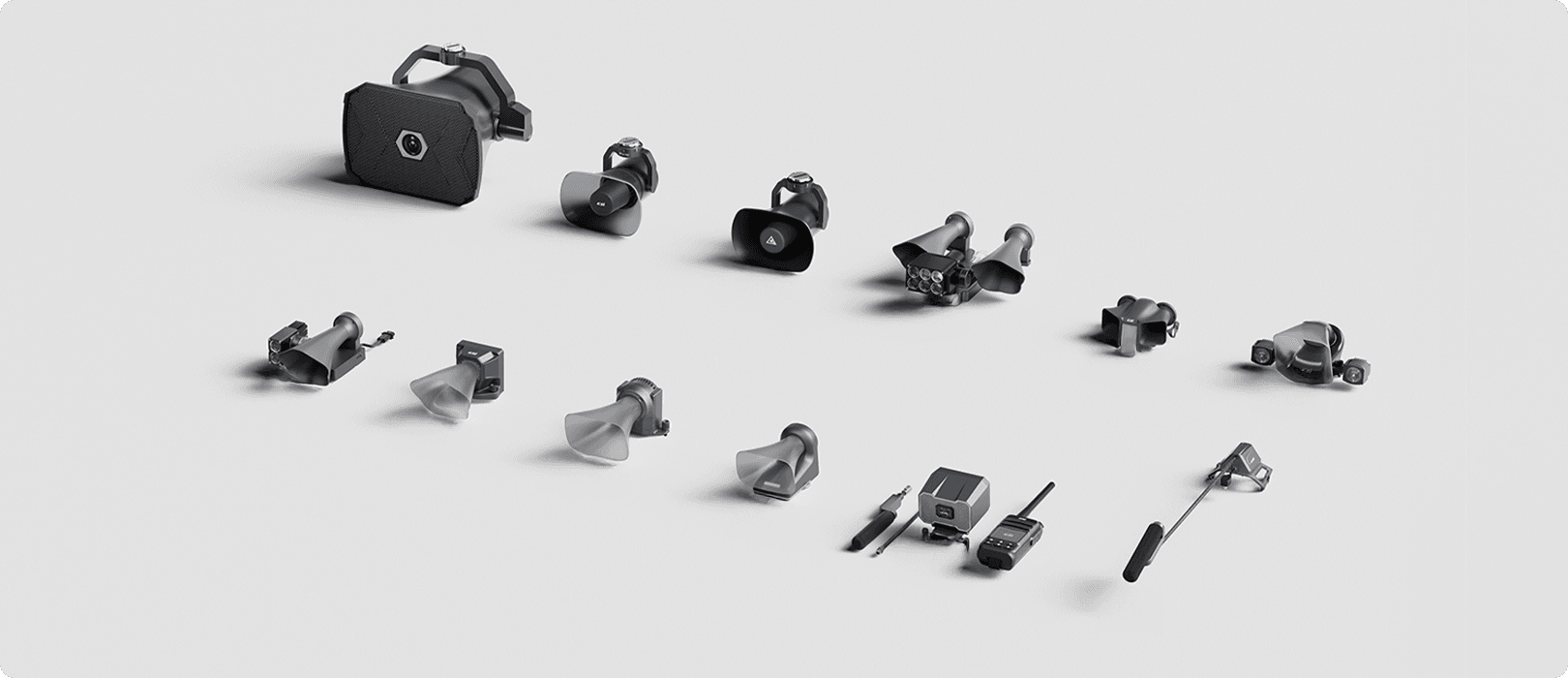 En samling av olika CZI-strålkastare och högtalare för drönar är arrangerade på en ljus bakgrund.