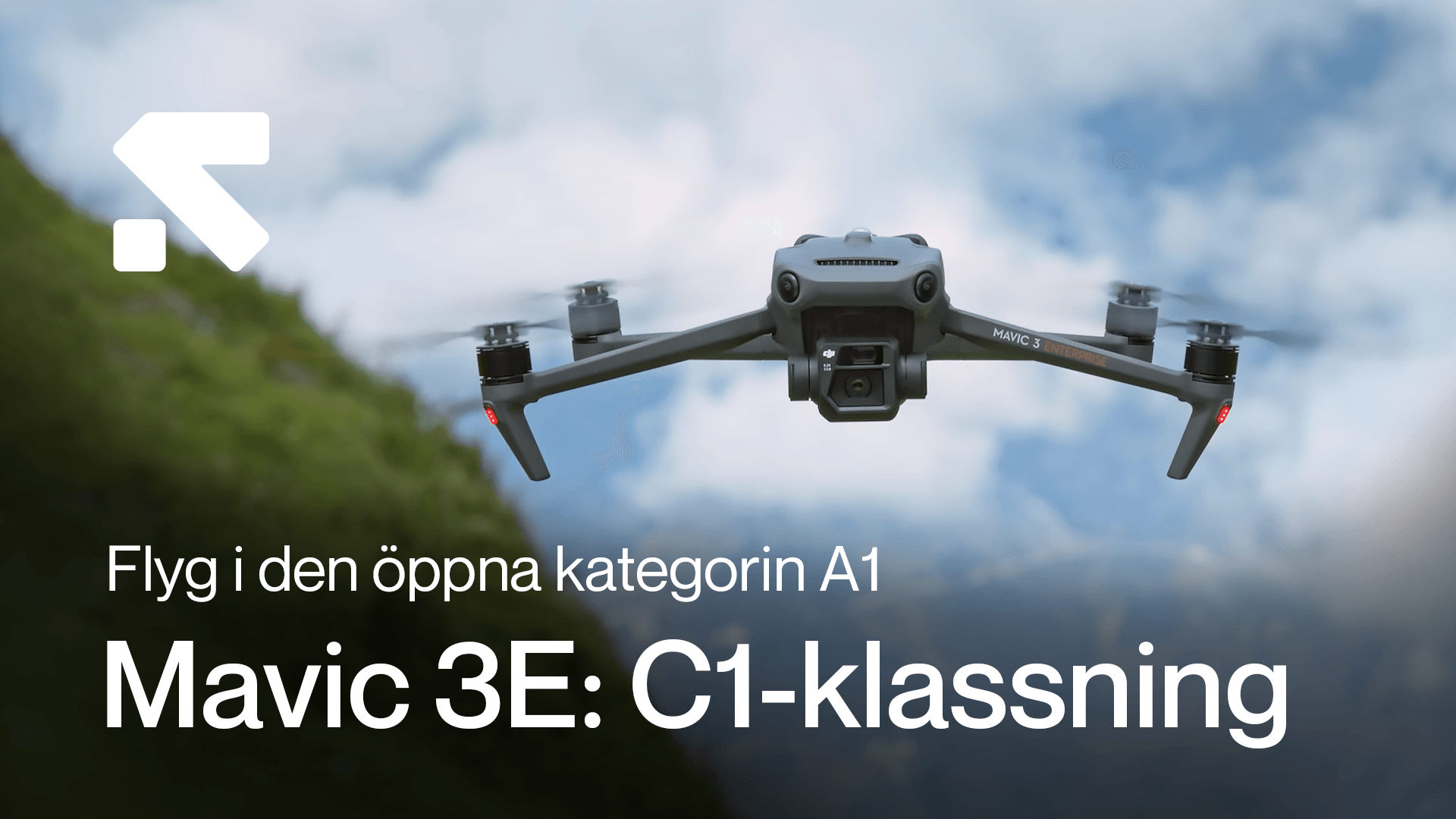 En Mavic 3E-drönare svävar i luften mot en bakgrund av blå himmel och gröna kullar, med text som beskriver dess C1-klassning. en-mavic-3e-dronare.png