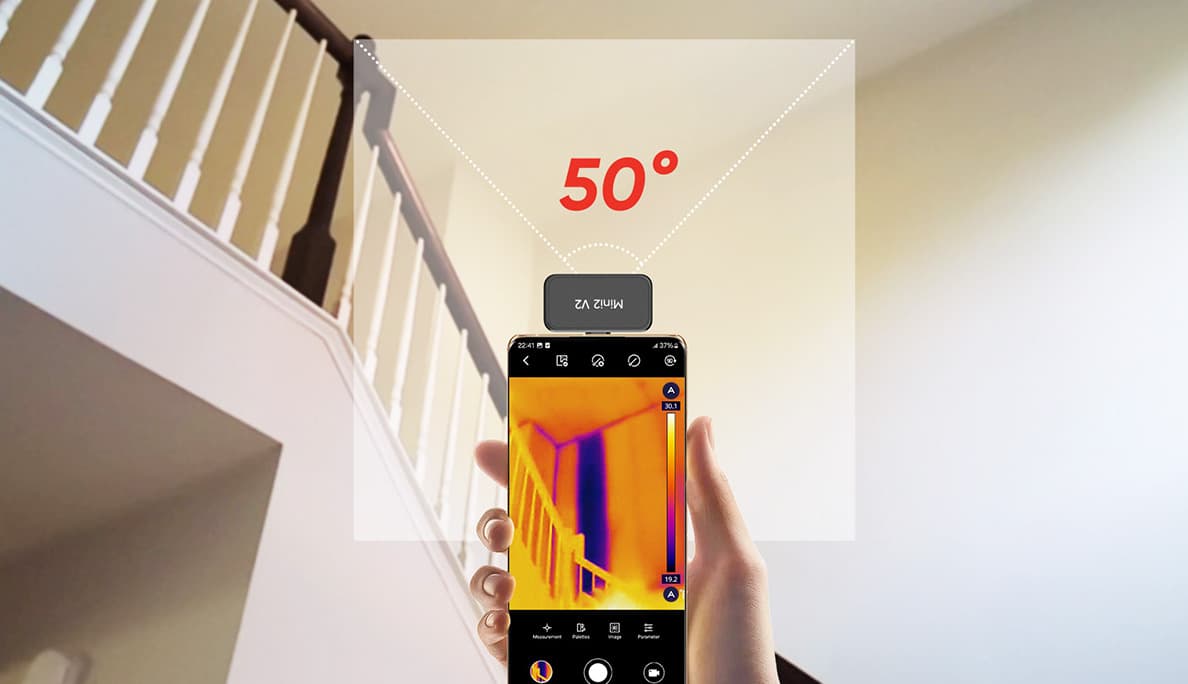 En person använder en smartphone med en termisk kamera för att mäta en 50-graders vinkel mot en trappa inomhus.