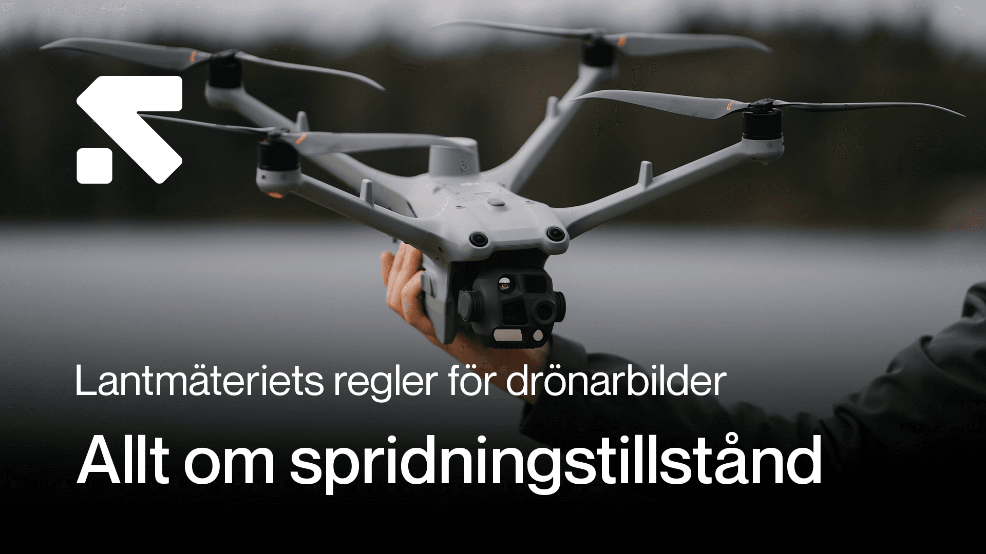 En person håller i en drönare vid en sjö, med text om Lantmäteriets regler för drönarbilder och spridningstillstånd.