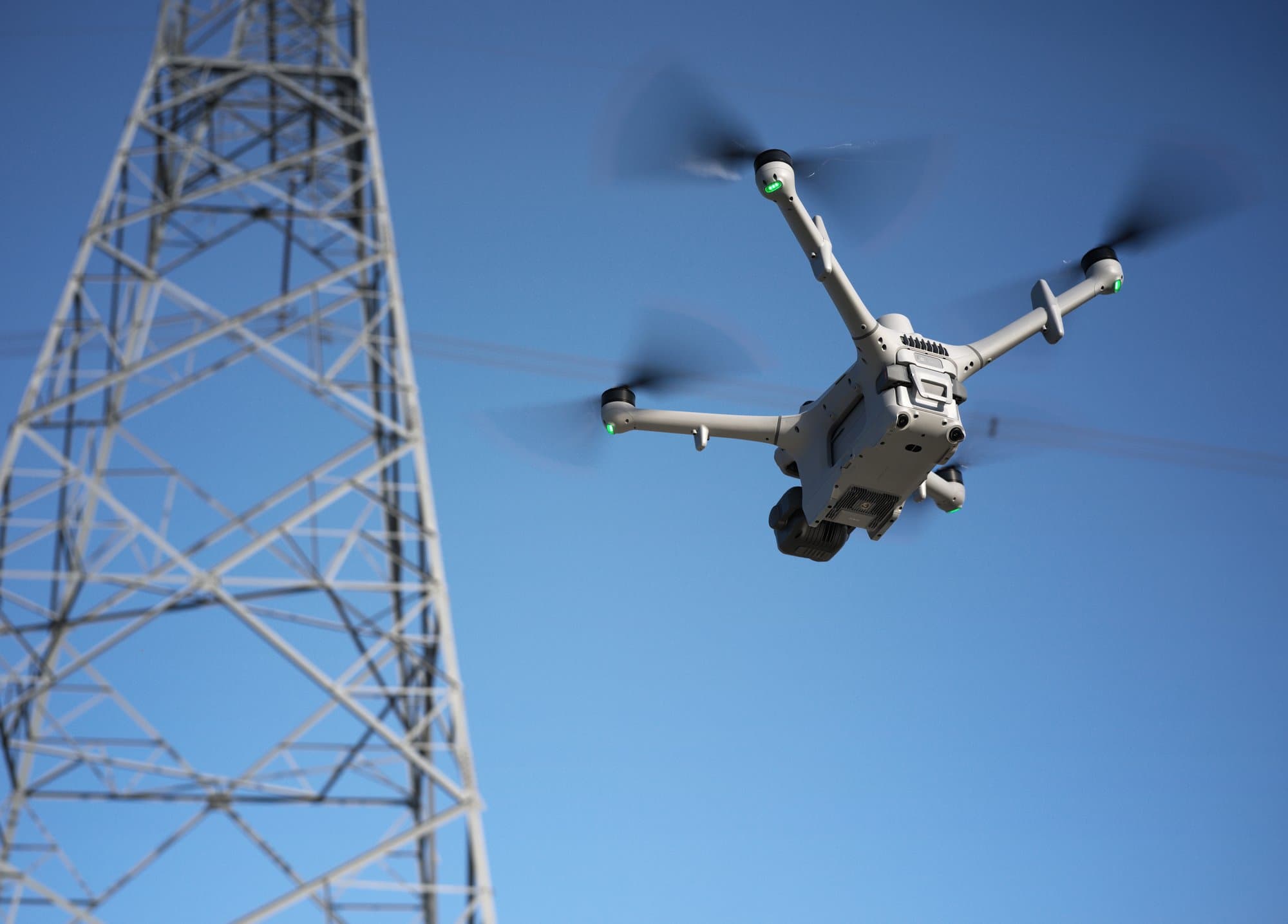 DJI Matrice 5TD flyger nära en kraftledningsstolpe