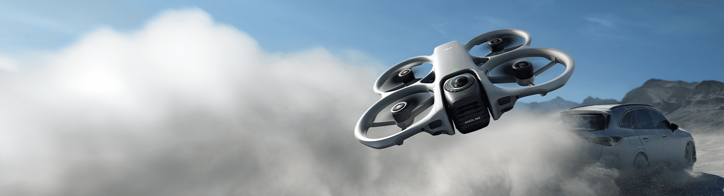 En DJI Avata 360 svävar i en klarblå himmel, utrustad med avancerad kamerateknik.