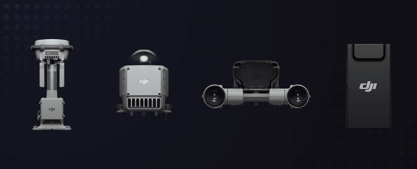 En samling av avancerade DJI-tillbehör till Dock 3, inklusive en högteknologisk RTK-relä, en kompakt modul, en spotlight med högtalare och Cellular dongle 2 mot en mörk bakgrund.